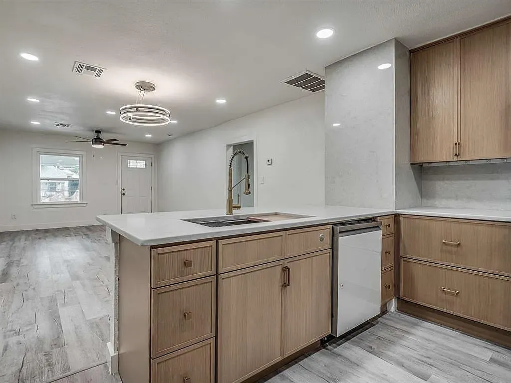3 bed, 1640 sqft, $2,500 — Photo 3
