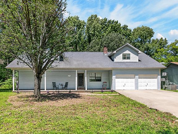 2nd image of 214 Pin Oak Dr