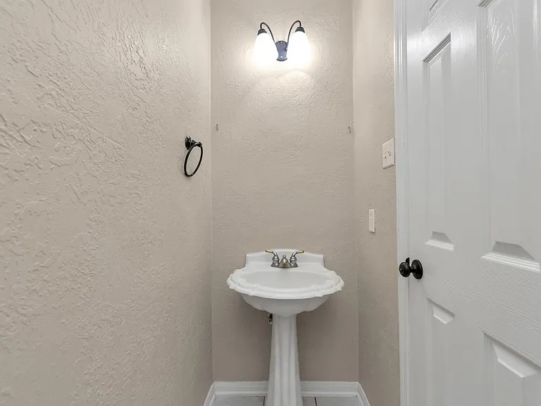 1915 Crescent Oak Dr — Photo 38