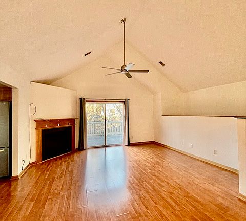 3rd image of 410 Marigold Cir