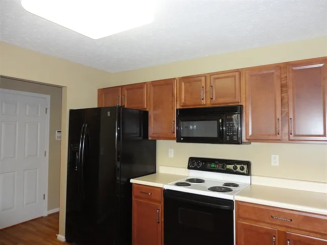 4 bed, 2.5 bath, 1932 sqft, $2,605 — Photo 3