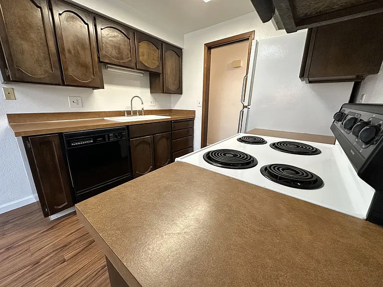 1821 Peach Tree Ln — Photo 4