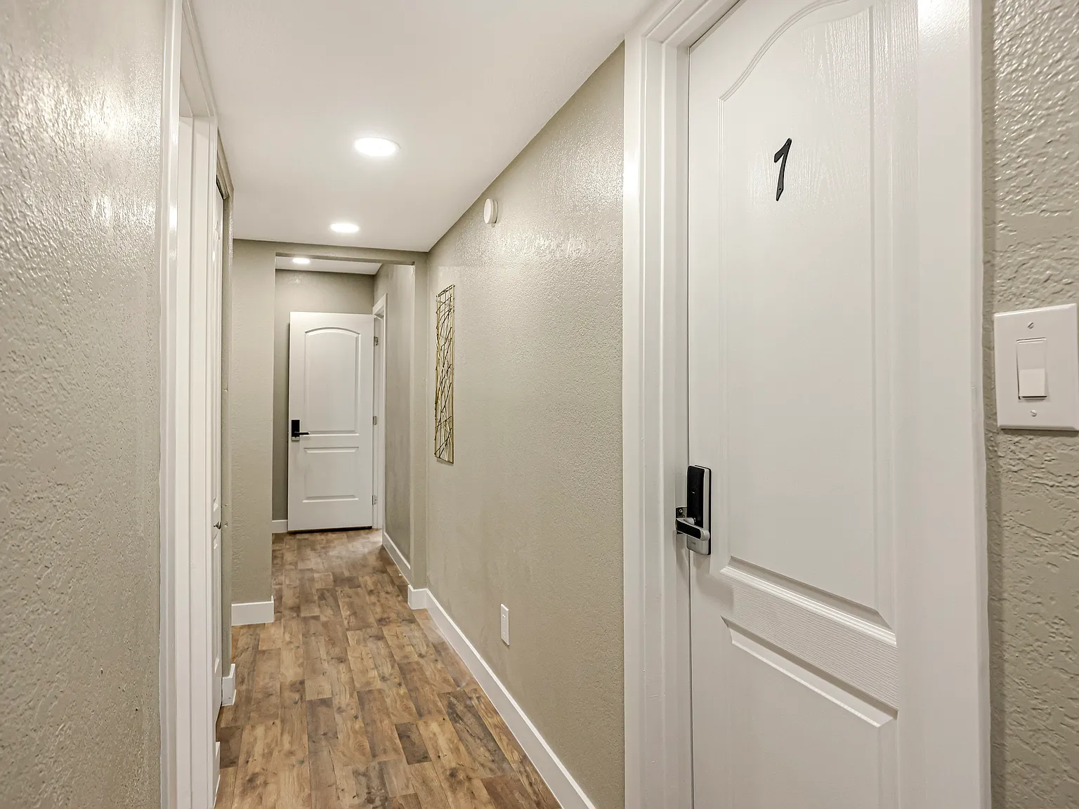 4 bed, 4.0 bath, 2450 sqft, $845 — Photo 1