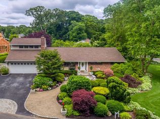 80 Holly Ln, Roslyn Heights, NY 11577