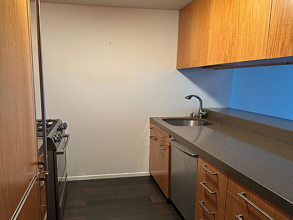 2nd image of 215 W 95th St APT 5L