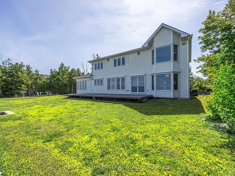 2653 Leonard St — Photo 39