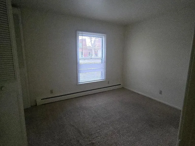 Mulford Park Apartments — Photo 29