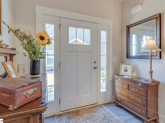 4th image of 12 Creekhaven Ln