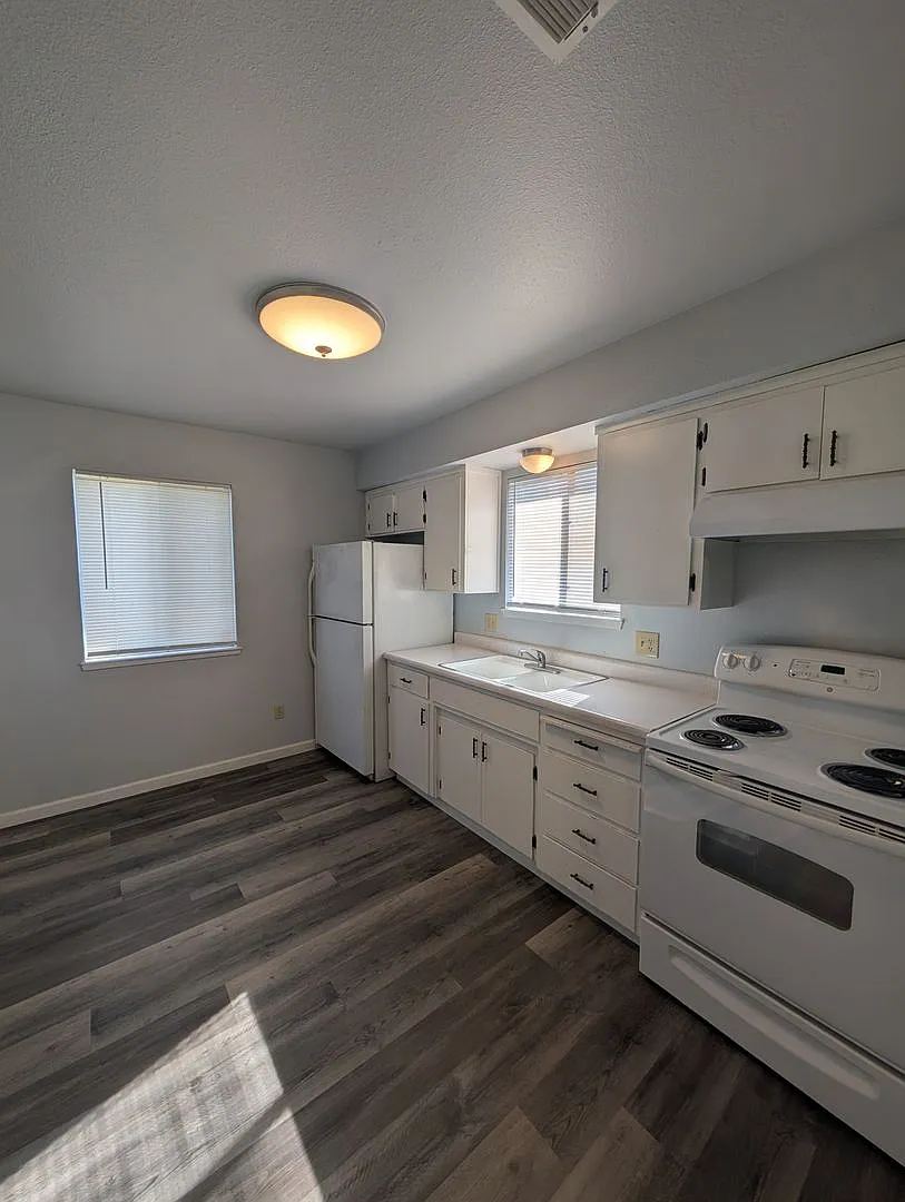 Vermont Apartments — Photo 3