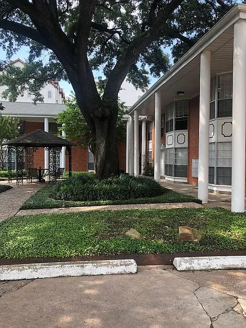 1 bed, 840 sqft, $1,296 — Photo 2