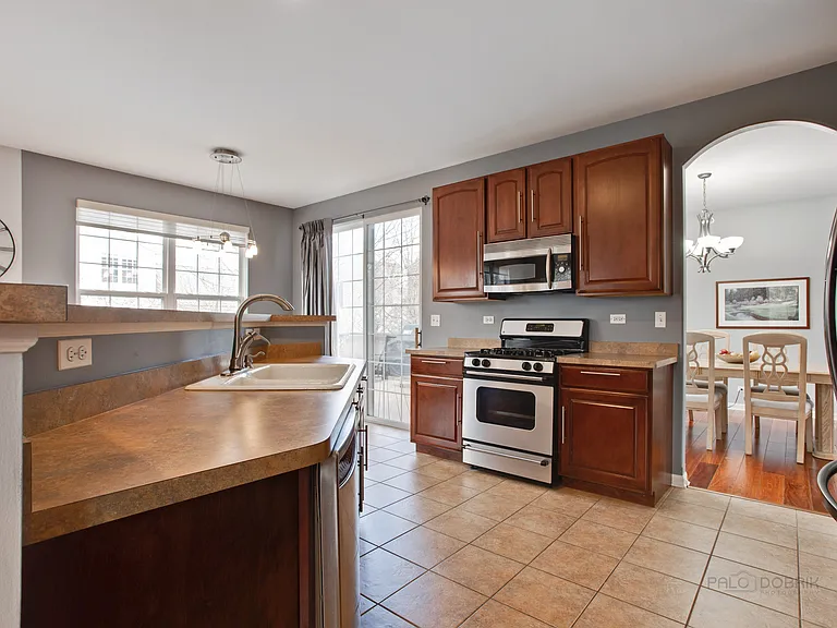 620 Geneva Ct — Photo 9