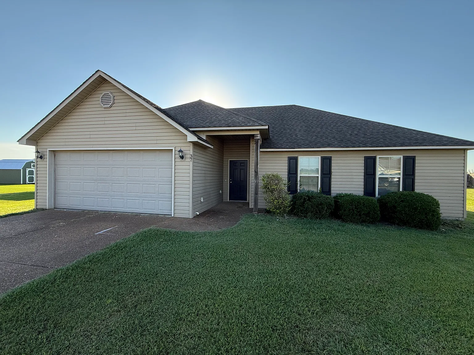 3 bed, 1300 sqft, $1,650 — Photo 1