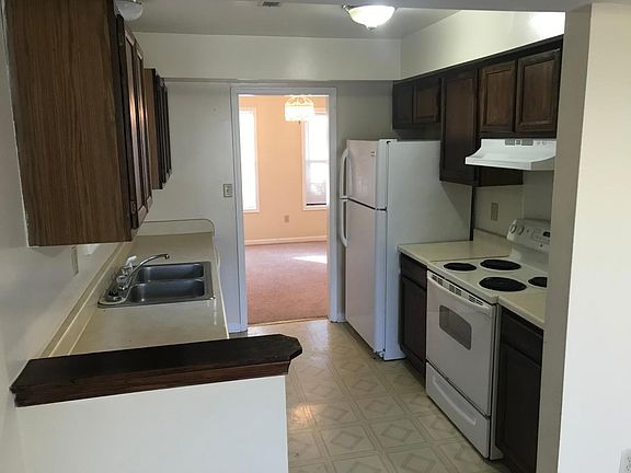 4th image of 1010 Cherry Creek Dr