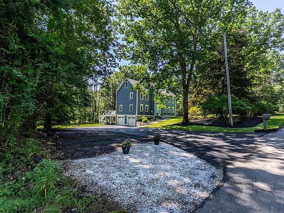 3rd image of 8 Sandy Brook Drive