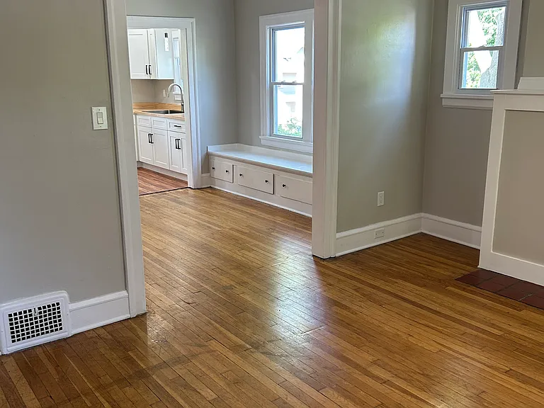 17416 Woodford Ave — Photo 7