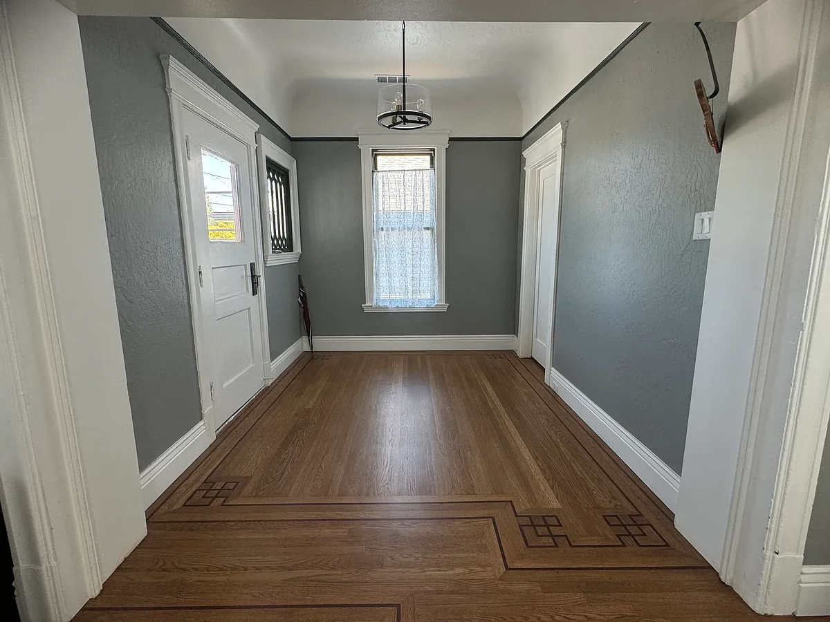 Foyer - 828 Haight Ave