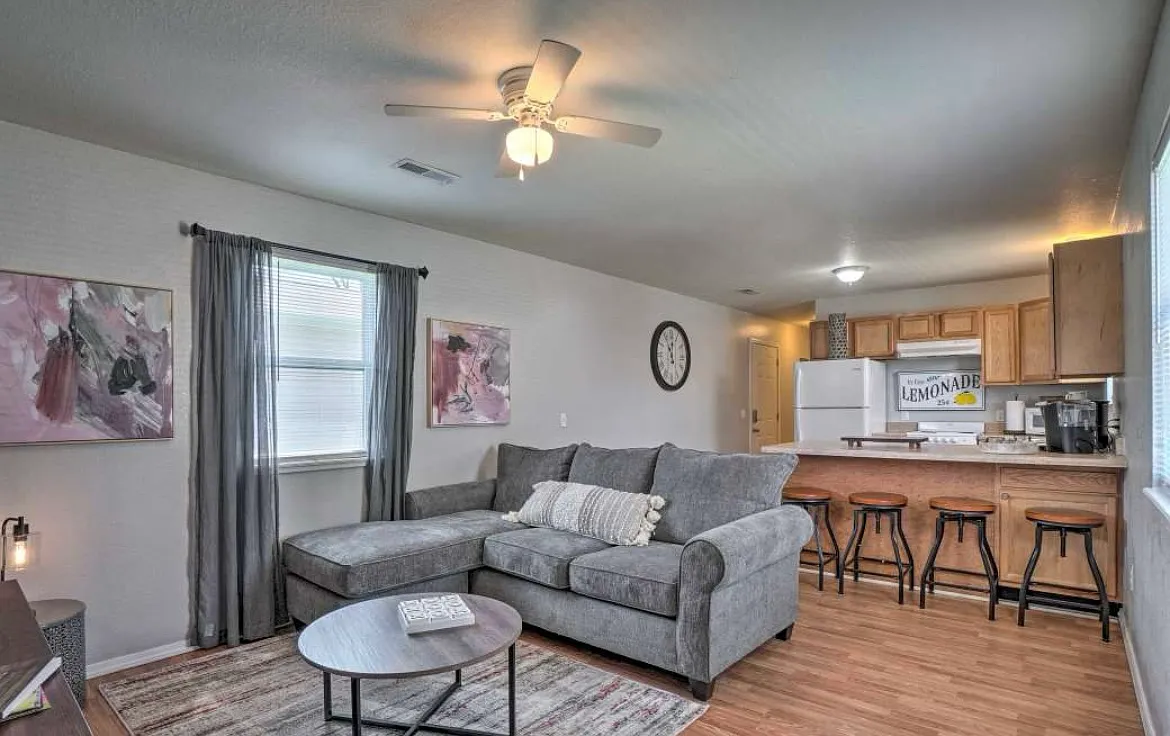 2 bed, 1.5 bath, 893 sqft, $1,850 — Photo 2