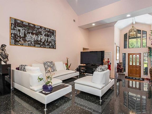 5th image of 729 Aliso St #1