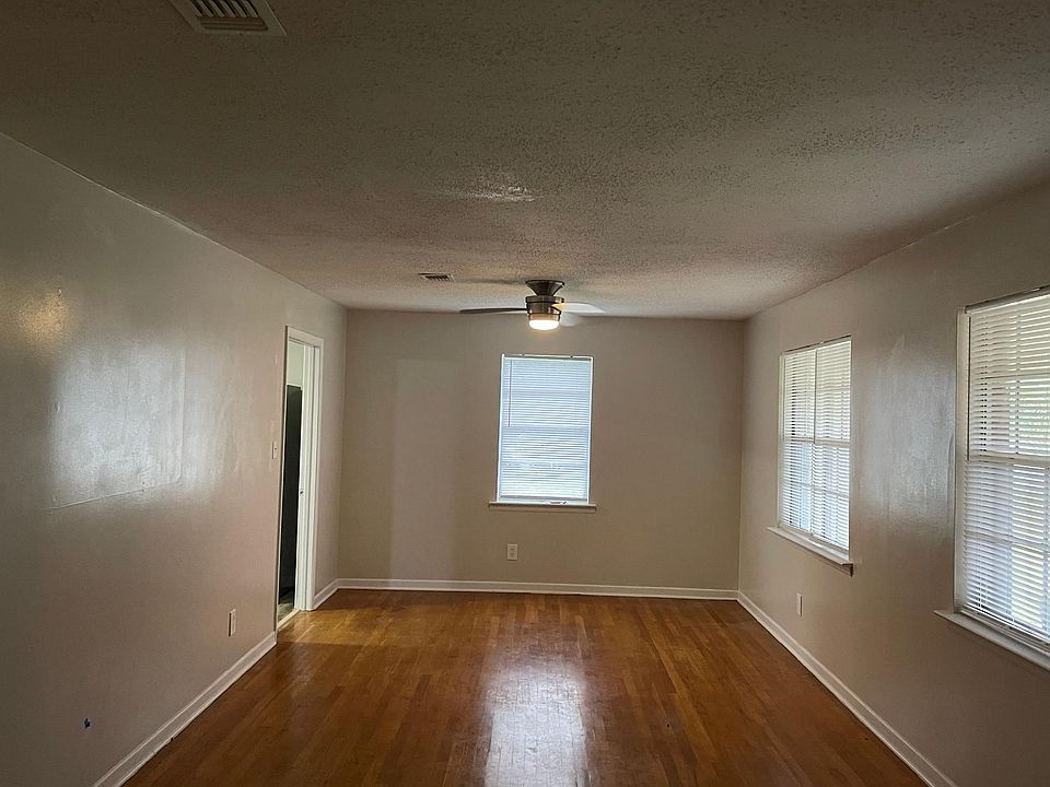 1st image of 1118 E Leonard St