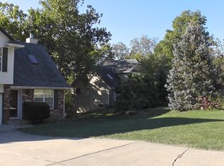 9819 Red Oak Ln, Parkville, MO 64152