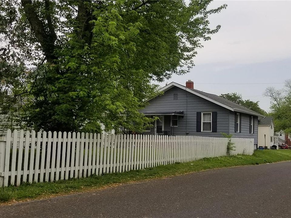 2nd image of 829 Henry St