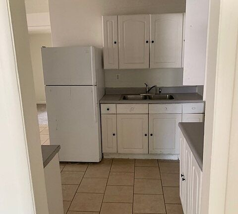 3rd image of 325 Parry St