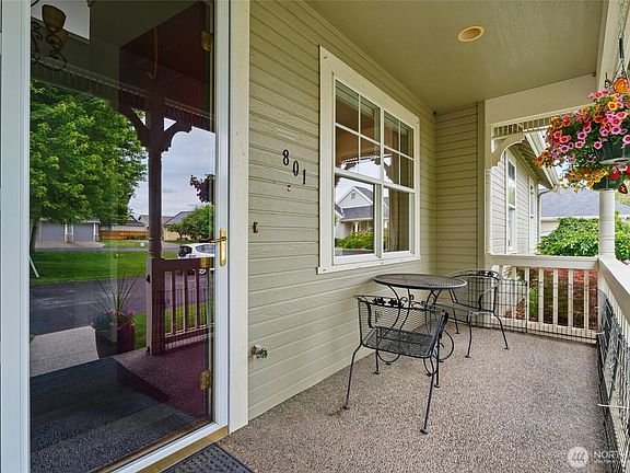 2nd image of 801 SE Larkspur Place