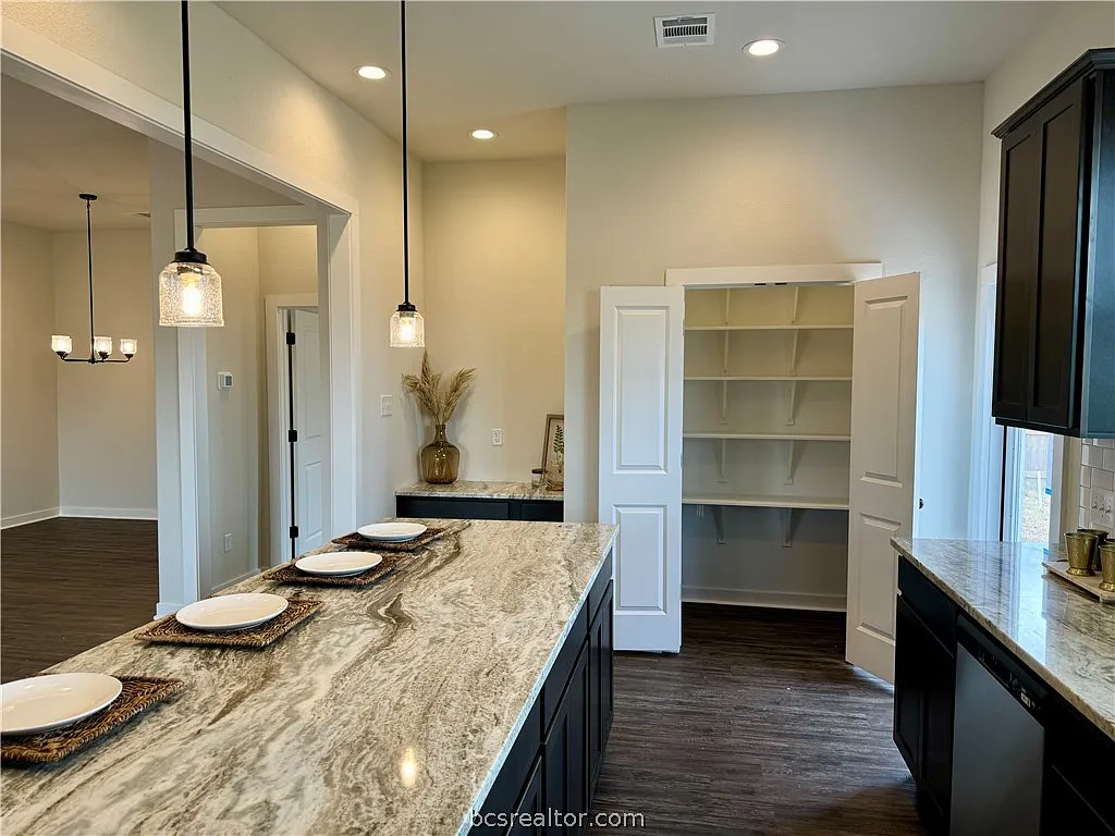 4 bed, 2130 sqft, $2,500 — Photo 4