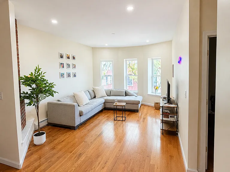 29 Lambert St #4 — Photo 2