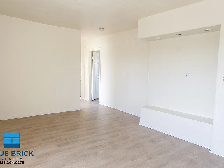 1401 W 53rd St — Photo 2