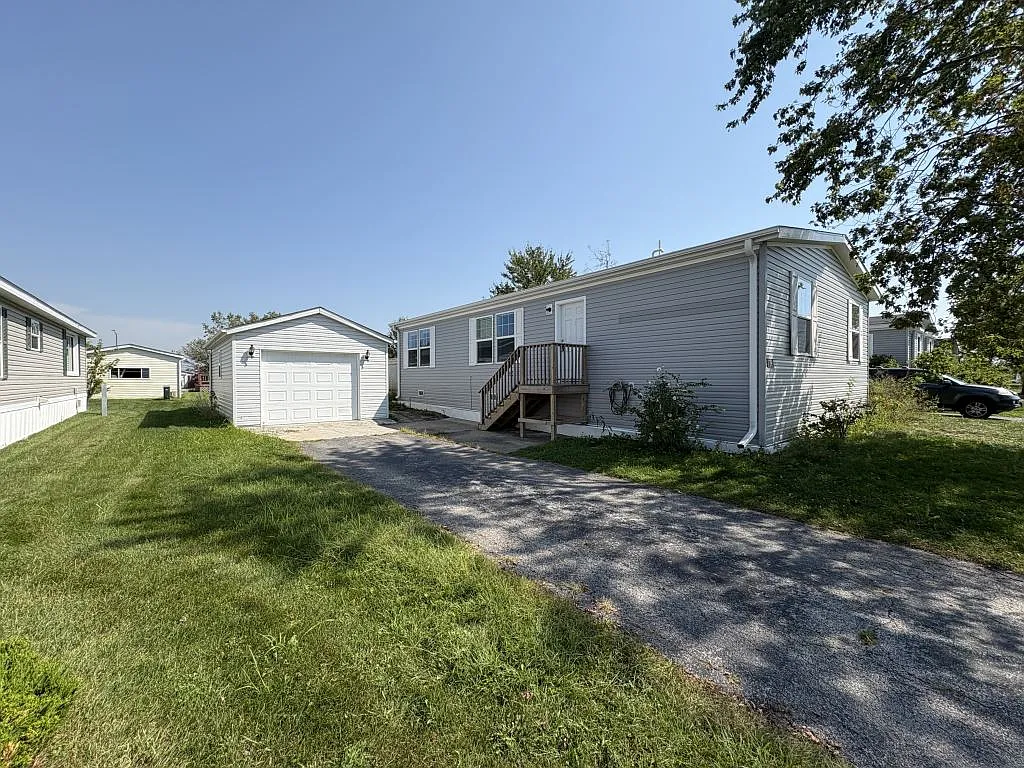 3 bed, 2.0 bath, 1296 sqft, $2,001 — Photo 1