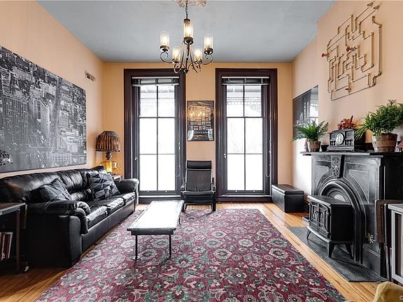 5th image of 518 Saint James St