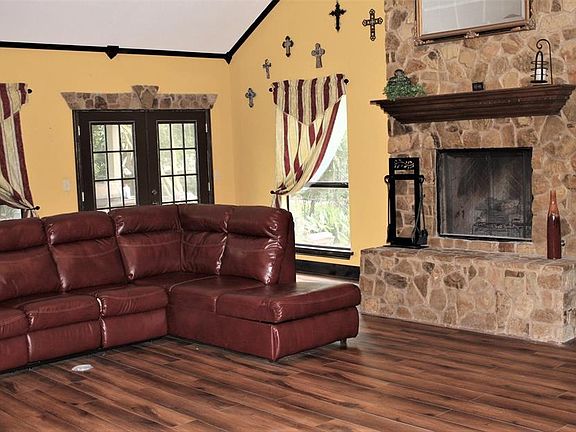 3rd image of 2305 Crestwood Dr