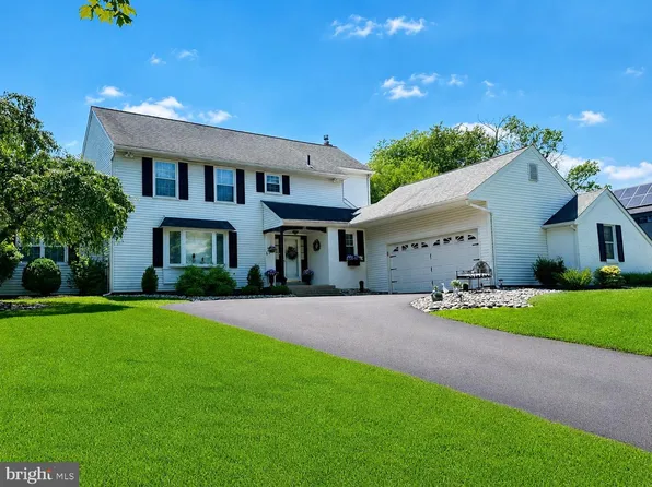 22 W Norton Dr, Churchville, PA 18966