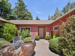 1093 6th St SE, Bandon, OR 97411