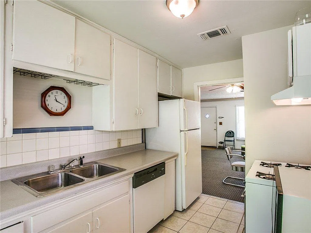 2 bed, 852 sqft, $1,950 — Photo 2
