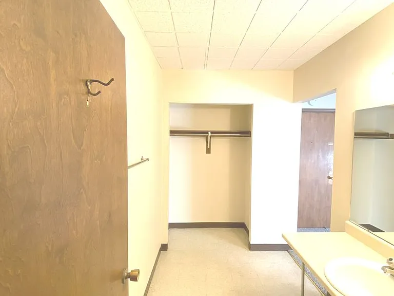 Cass Street Apartments — Photo 10