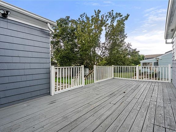 4th image of 83 Sherwood St