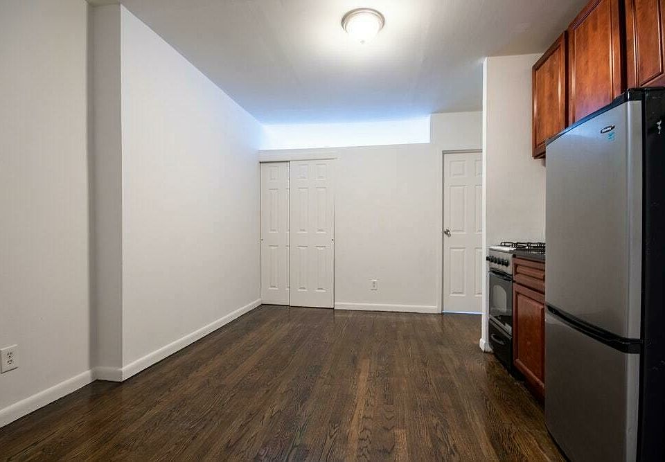 2nd image of 309 E 61st St APT 10