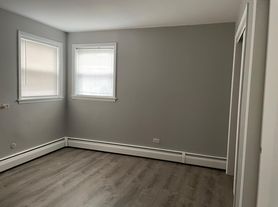 5925 W Fullerton Ave, Chicago, IL