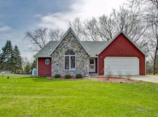 1016 W Devonshire Rd, Delafield, WI 53018