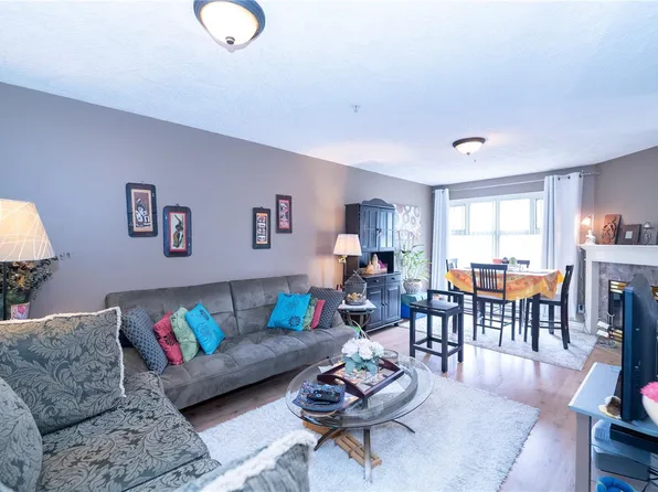 2527 Quadra St #307, Victoria, BC V8T 4E1