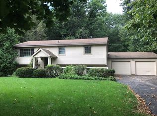 1051 Mayflower Dr, Macedon, NY 14502