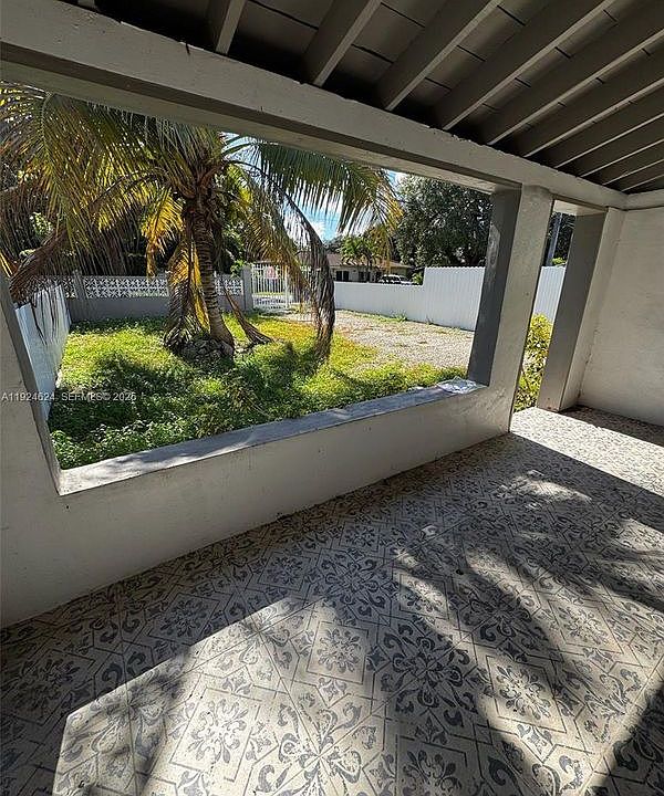 1st image of 525 NE 1st Ave