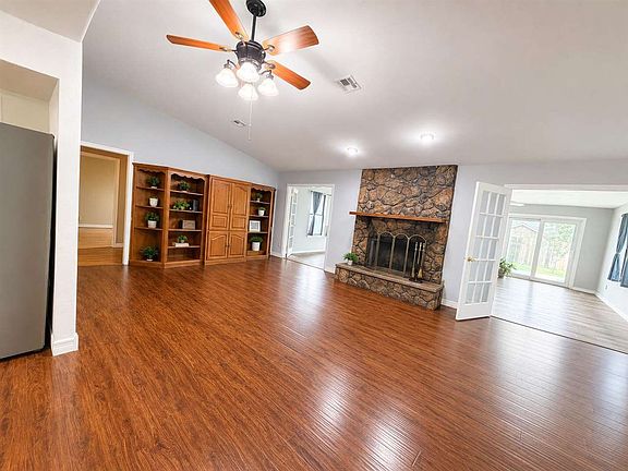 2nd image of 609 Aspen Dr