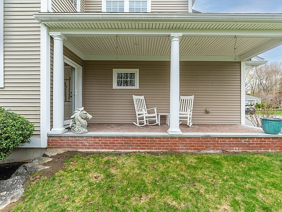 2nd image of 6 Essex Rd Unit 8