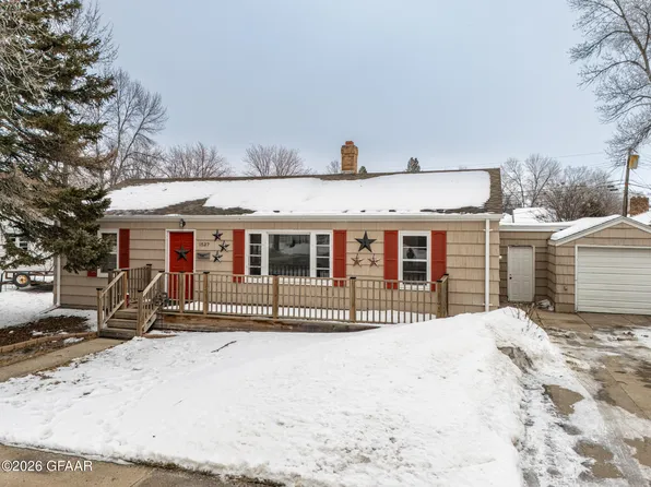 1527 Cherry St, Grand Forks, ND 58201
