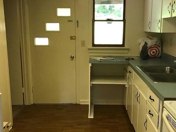 4th image of 2 Albert Ln APT 2