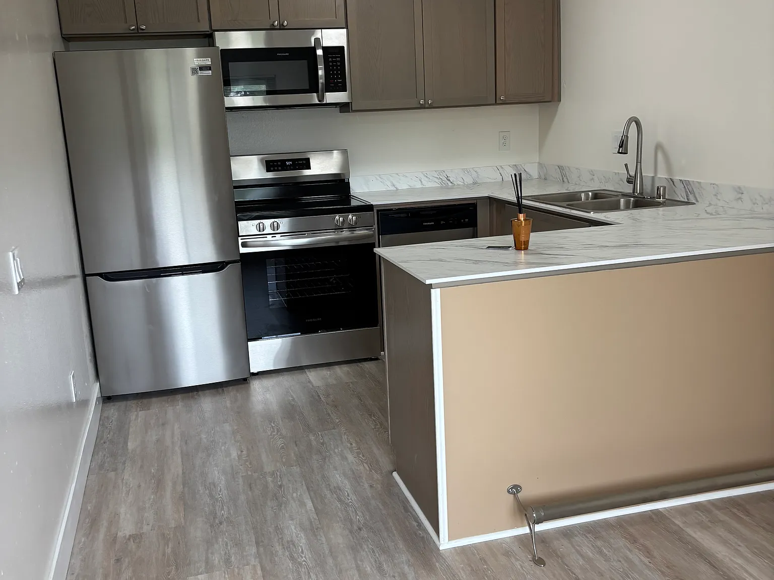 2 bed, 923 sqft, $2,950 — Photo 2