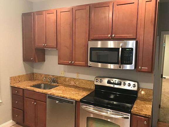 3rd image of 461 Laurel St Floor 1